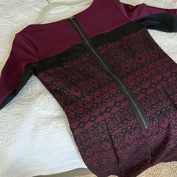 Gabby Skye Plum Purple Fitted Knee-Length Dress with Black Geometric Pattern - Picture 7 of 7